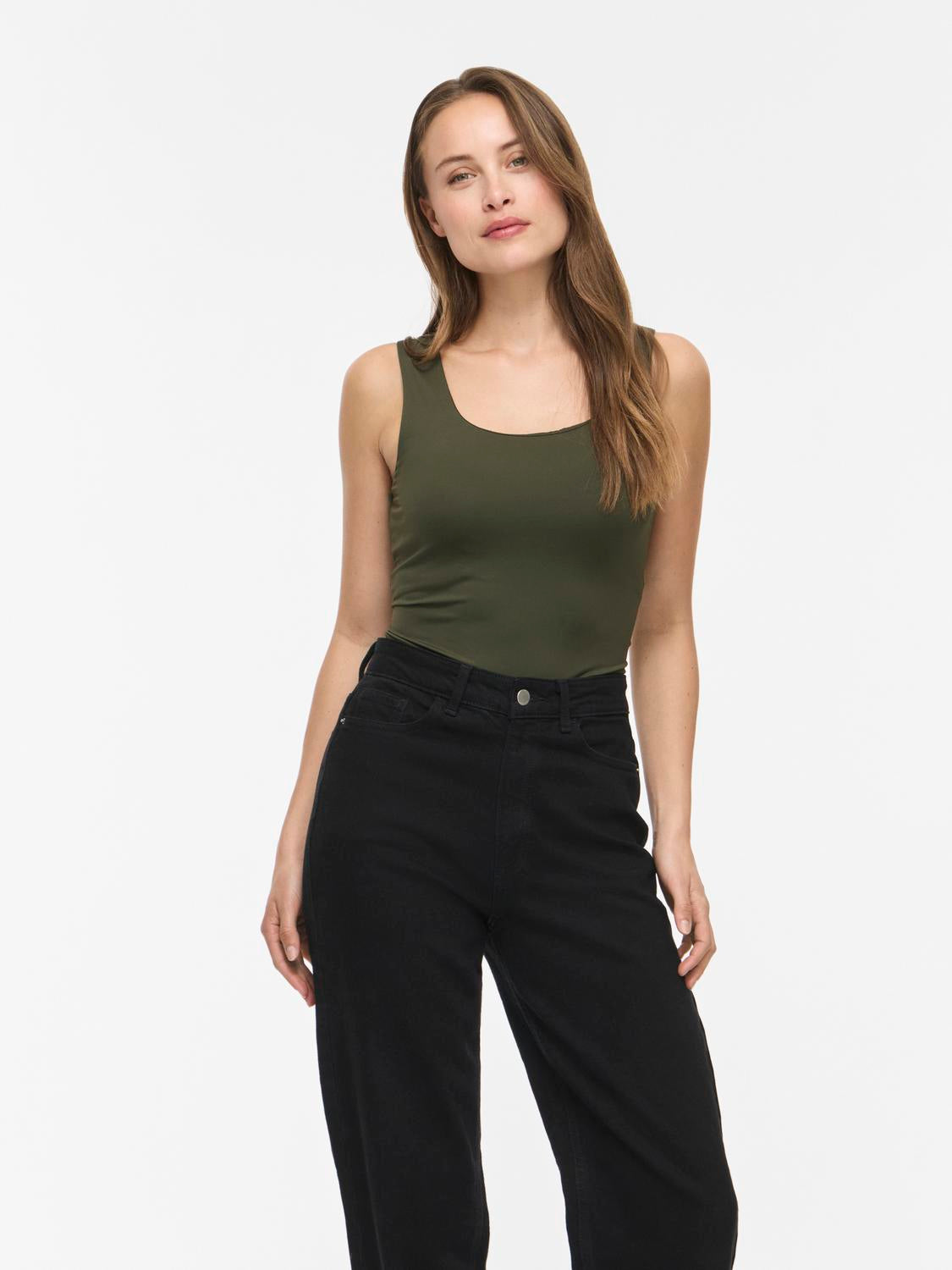 model_shot-front